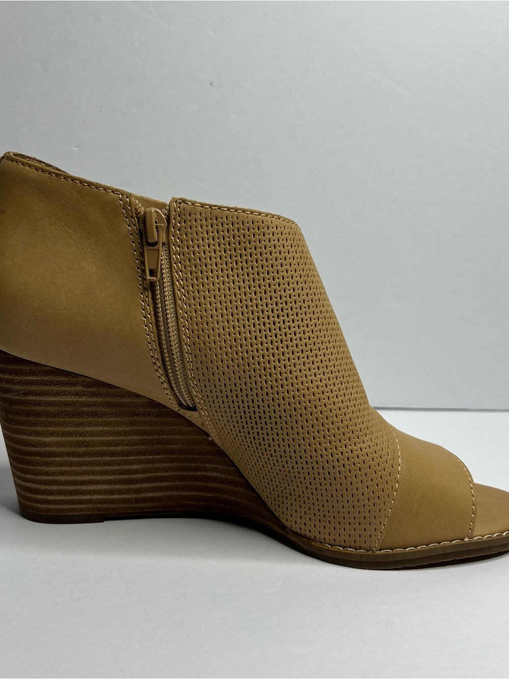 Lucky Brand Jedrek Perforated Leather Peep Toe Wedge Booties Size 10M/42 No box